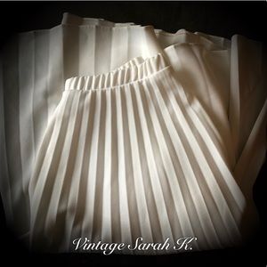 Lovely Vintage Sarah K. Pleated off-white Skirt